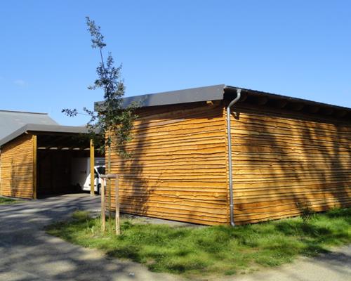 Carports en bois avec des planches en natur, Colpach